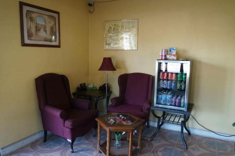 Ozark Inn & Suites Εξωτερικό φωτογραφία